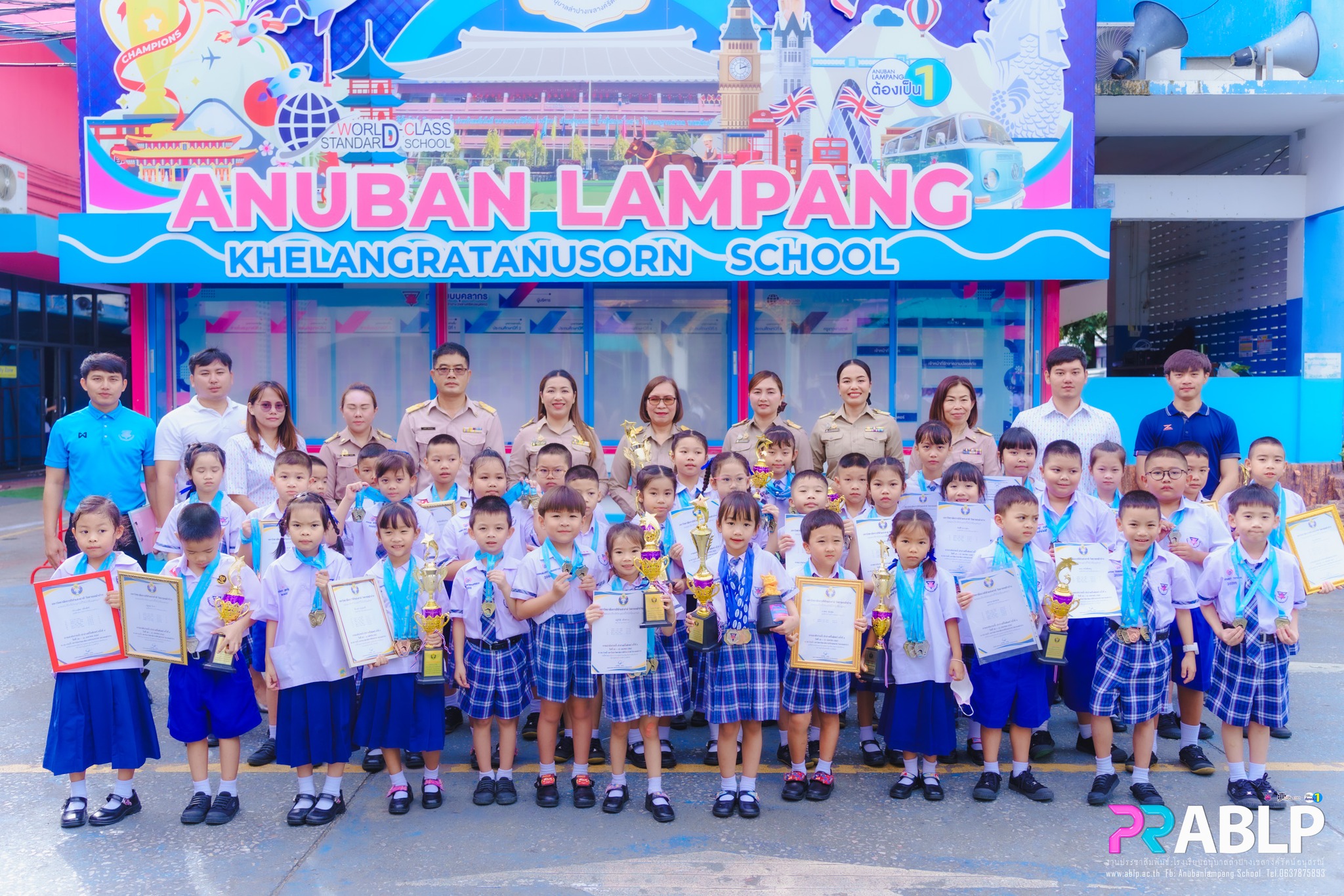 แสดงความยินดีกับนักเรียนที่ได้รับรางวัลการแข่งขันว่ายน้ำลำปางสปิ้นเตอร์ ประจำปี 2567 ณ สระว่ายน้ำมหาวิทยาลัยการกีฬาแห่งชาติ วิทยาเขตลำปาง