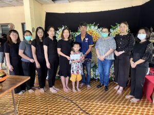 ร่วมวางหรีดเคารพศพแสดงความไว้อาลัย มารดาของนักเรียน ชั้น ป.1/6 และป.6/3