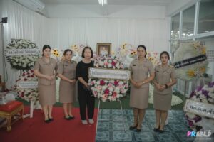 วางหรีดเพื่อเคารพศพ แด่ ดวงวิญญาณพ่ออุ้ยตั๋น วงศ์อ๊อด บิดาภรรยาของนายสมพร วะเท ประธานคณะกรรมการสถานศึกษาฯ