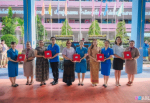 คณะผู้บริหารมอบของที่ระลึก แสดงความยินดีคณะครูสายชั้น ป.4 ในการประเมิน Best Practices ด้านสื่อดิจิทัลและ AI